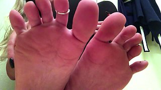 Couple pussys close to the Foot Fetish