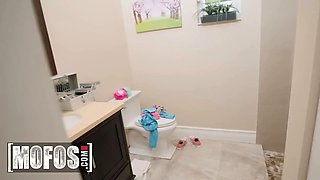 Mofos - Jaye Summers ambles in to find her roomie masturbating and now she can't stop thinking about his dick