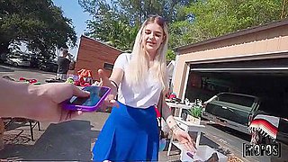 Hesgotrizz - Lucy Lotus And Marlo Yard Sale