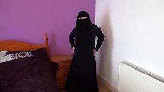 I dance in a burqa and niqab barefoot and masturbate