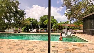 Amateur Outdoor Brunette Masturbates