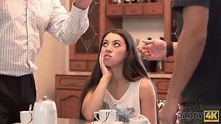 Daddy4k. elígeme a mí, no el coche de tu padre, o yo elegiré su polla