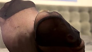 Amateur Foot Fetish Girlfriend Sucks and gives a Footjob