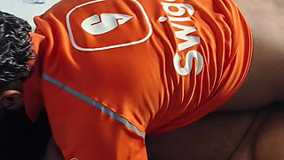 Swiggy Delivery Boy Hot Sex with Young Aunty