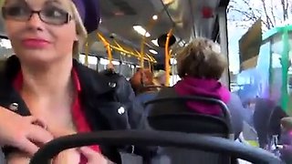 Deutsche Amateure geben Gruppen-Blowjob im Bus