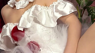 Horny Clown Girl Ellise Sneaks Into the Bedroom and Plays Until She Explodes