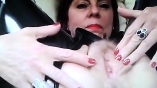 Danske Milf Britt i PVC viser sin fisse