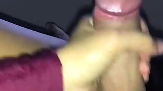 A namorada do meu amigo me fez uma punheta enquanto