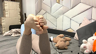 Touch yourself while my FEET ignore you