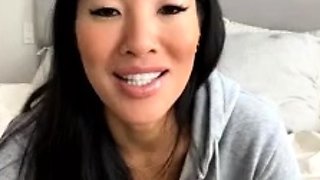 Webcam Asian camgirl testing brand new toy