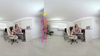 Nerdy amateur british teen babe masturbates