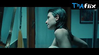 Carlotta Antonelli Ass, Globes Sequence in Takeaway