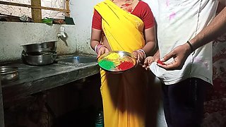 Holi Par Sexy Bhabhi Ko Color Lagakar Kitchen Stand Par Khood Choda