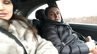 Road trip for Diva Del Tubo and Andrea Dipre jerking off his cock behind the wheel