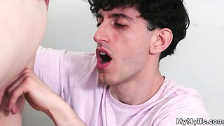 Freeusing her milf pussy makes him calm
