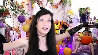 Amateur Webcam Teen Flashes Masturbates