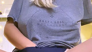 Big boob brunette masturbates on webcam