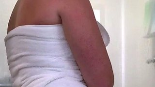 Amateur milf with big ass makes herself cum