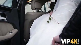 Vip4k. beauté en bathrobe de mariée suce une bite d'étrangers et se fait baiser