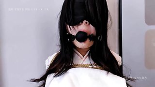 Asian amateur with white stockings toy fucking her clit