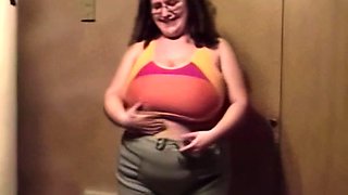 Big boob brunette masturbates on webcam