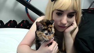 Amateur Webcam Cute Teen Plays Solo with Big Dildo